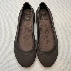 Brown Crocs faux fur lined shoes; Size 9